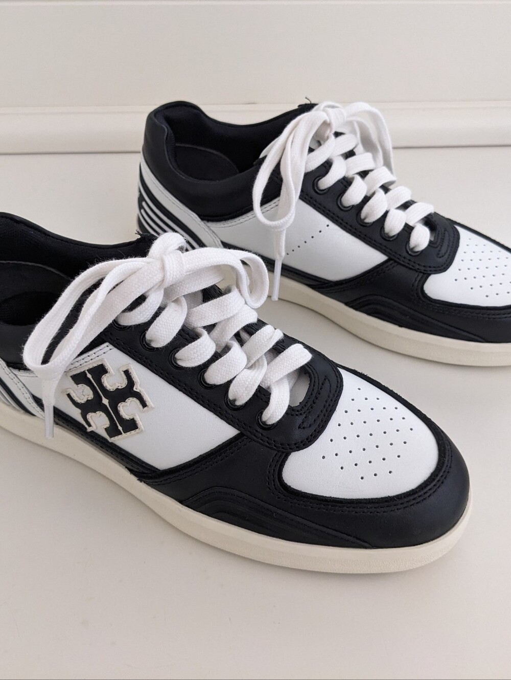 NWOB! Tory Burch Clover Court Sneaker In Black And White Size 5.5